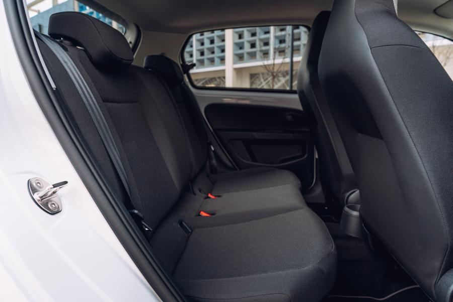 Интерьер Volkswagen e-up! 2020 года  (UK) (фото 10 из 40)